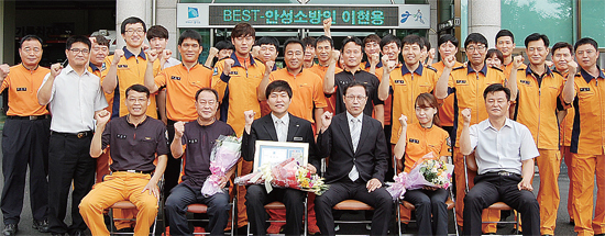▲ 권은택 서장(가운데)과 이현용 소방교가 동료들과 함께 베스트 소방인 선정을 기념, 사진을 찍고 있다.