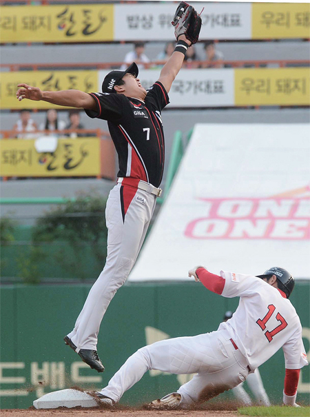 ▲ 1일 인천SK행복드림구장에서 열린 2015 KBO리그 SK 와이번스와 kt wiz 경기에서 1회말 SK 이명기가 2루 도루를 성공시키고 있다. 장용준기자