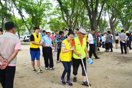 ▲ 하나님의 교회 세계복음선교협회(총회장 김주철 목사)는 2일 시각장애인과 가족 등 300명이 참석한 가운데 ‘제13회 시각장애인 사랑나누기 한마당’행사를 했다.
