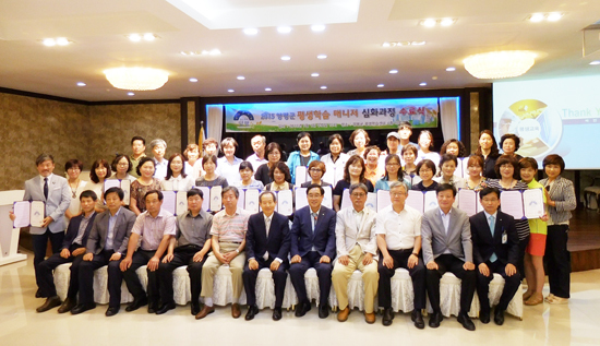 ▲ 양평지역에서 마을공동체 회복을 주도할 평생학습 매니저들이 배출됐다.평생학습 매니저들은 양평군이 전국 기초 자치단체로는 처음으로 진행하고 있는 주민들에 의한, 주민들을 위한 지역만들기사업의 핵심 동력들이다.