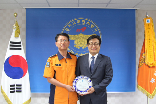 ▲ 부천소방서(김경호 서장)는 6일 서장실에서 손인준 변호사를 소방공무원 징계위원회 위원으로 위촉했다고 밝혔다.