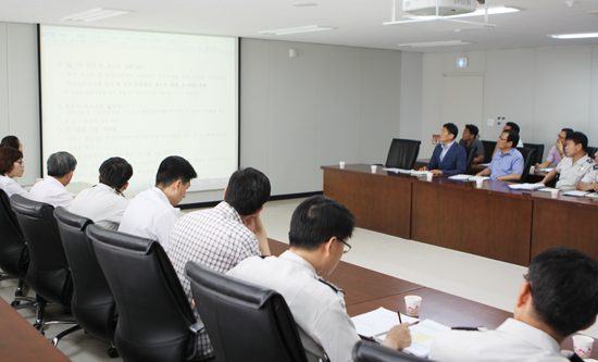 ▲ 의왕경찰서(서장 권기섭)는 6일 각 과장을 비롯해 지구대ㆍ파출소장, 계ㆍ팀장이 참석한 가운데 상반기 치안종합 성과평과 결과 보고 및 하반기 성과 향상을 위한 보고회를 개최했다.