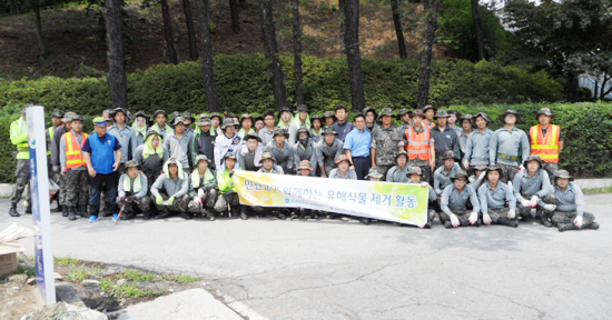 ▲ 연천군은 최근 제5152부대 장병과 함께 차탄천 주변에서 민관군 합동으로 국토대청결의 날 행사를 열었다.