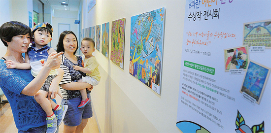 ▲ 6일 홈플러스 매장을 찾은 고객들이 ‘2015 e파란 어린이 환경그림공모전’ 수상작을 관람하고 있다.  홈플러스e파란재단 제공