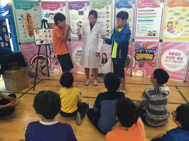 ▲ 의왕시보건소는 관내 5개 초중학교 1천500여명을 대상으로 오는 17일까지 ‘건강체험 이동교육관’을 운영한다.  의왕시보건소 제공