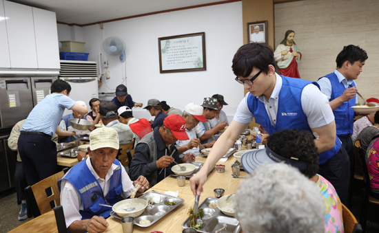 ▲ 인천항만공사 임직원들이 창립 기념일 봉사활동의 일환으로 중구 내동 성미가엘복지관에서 급식봉사를 하고 있다. 인천항만공사 제공