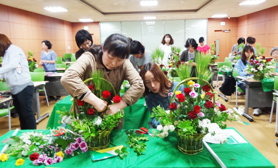 ▲ 화성시 농업기술센터가 도시민의 건전한 여가활동 지원과 화훼소비 촉진을 위한 ‘도·농 한마음 원예스쿨 교육’을 마무리했다.