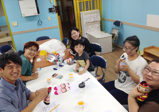 ▲ 부천 원미사회복지관은 지역주민과 결혼이주민 여성들이 한데 모여 공감할 수 있는 자리를 지속적으로 전개해 오고 있다. 사진은 지난 8일 결혼이주민 여성이 양말을 이용, 인형을 만드는 방법을 지역주민들에게 가르치고 있다. 최대억기자
