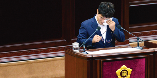 ▲ 이청연 인천시교육감이 지난 10일 열린 인천시의회 제225회 정례회 시정질문에 출석해 강화군 중학교 무상급식 지원의 필요성을 호소하면서 눈물을 흘리고 있다.