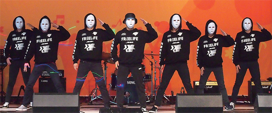 ▲ 지난 12일 의왕시청소년수련관에서 열린 ‘2015년도 의왕시 청소년종합예술제’ 무대에서 의왕고교 HEX팀이 댄스 공연을 펼치고 있다.