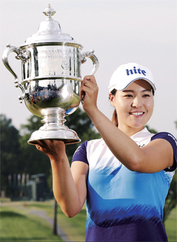 ▲ 전인지(21•하이트진로)가 13일 미국 펜실베이니아주 랭커스터 컨트리클럽에서 열린 제70회 US여자오픈에서 우승한 뒤 트로피를 번쩍 들고 환하게 웃고 있다. 연합뉴스