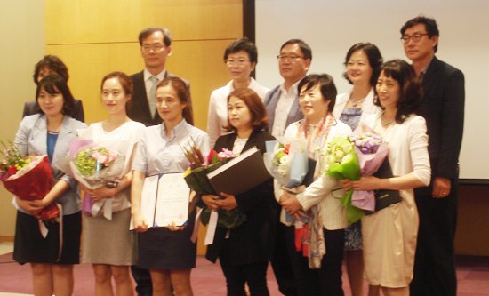 ▲ 사진 앞열 좌측서 세번째 총무팀 송미령 과장