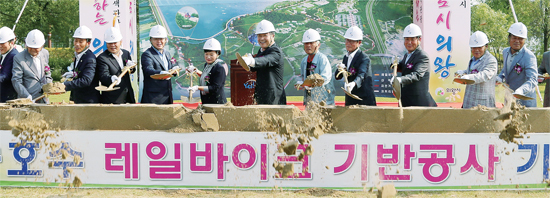 ▲ 14일 의왕 왕송호수변 자연학습공원에서 개최된 왕송호수 레일바이크 착공식에서 김성제 의왕시장과 전경숙 시의장 등 관계자들이 시삽을 하고 있다.  의왕시 제공