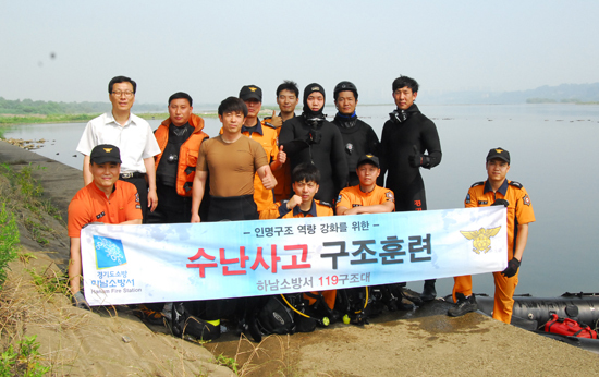 ▲ 하남소방서는 15일 하남시 창우동 팔당대교 밑에서 인명구조 역량 강화를 위한 119구조대원 ‘수난사고 구조훈련’을 실시했다.