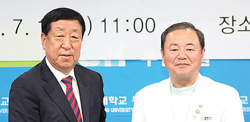 ▲ 이문성 병원장(오른쪽)과 한광호 회장이 협약서를 나눠 들고 기념촬영을 하고 있다.