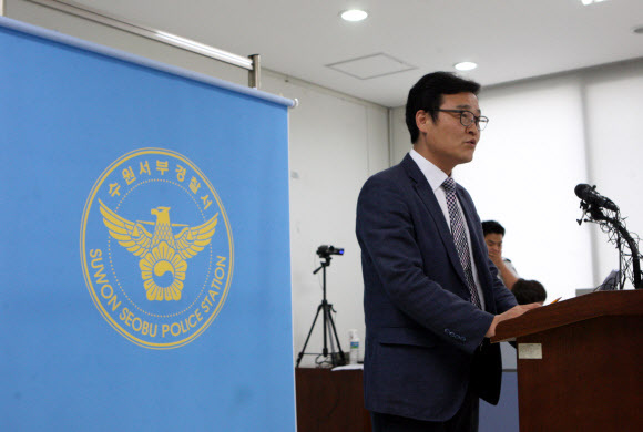 ▲ 14일 수원에서 납치된 A(22·여·대학생)씨가 15일 오전 평택시 진위면의 한 배수지에서 숨진 채 발견된 것과 관련, 사건을 수사 중인 경기 수원서부경찰서 송대원 형사과장이 브리핑을 하고 있다. 연합뉴스
