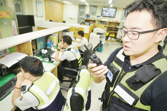 ▲ 무전기를 통해 외부에서 순찰중인 경찰관에게 특이사항 여부를 듣고 있다.