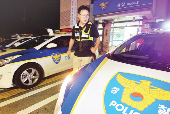 ▲ 신고 전화를 받고 출동하기 위해 순찰차에 탑승하고 있다.
