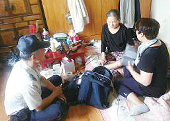 ▲ 안양동안서 호계파출소 직원이 독거노인 가정을 방문해 생활환경과 건강상태를 체크하고 있다.