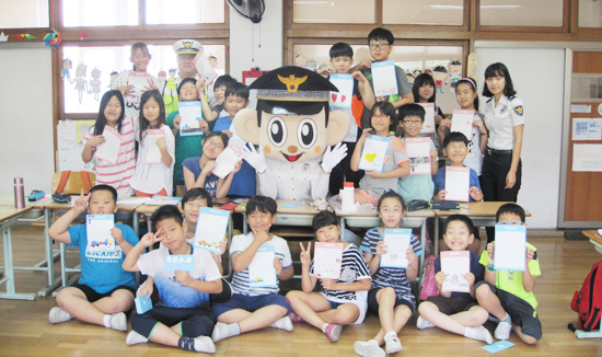 ▲ 하남경찰서(서장 고진태)는 지난 17일 신장초등학교에서 ‘엄마ㆍ아빠 안전운전 하세요’ 손편지 쓰기 행사를 가졌다.
