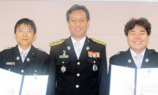 ▲ 박종욱씨와 조창래 서장, 황의교씨(왼쪽부터)가 으뜸소방관 선정을 기념하며 포즈를 취하고 있다.