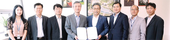 ▲ 한국남동발전과 국립과천과학관 관계자가 협력 양해각서를 체결한 뒤 기념촬영을 하고 있다. 왼쪽에서 4번째부터 국립과천과학관 김선빈 관장, 한국남동발전 허엽 사장, 영흥화력본부 김학빈 본부장.  영흥화력 제공