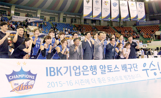 ▲ IBK기업은행이 19일 청주실내체육관에서 열린 2015 KOVO컵 프로배구대회 여자부에서 우승을 차지한 뒤 기념촬영을 하고 있다. 연합뉴스