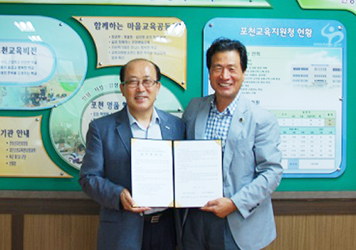 ▲ 박돈영 교육장(왼쪽)과 김종국 시생활체육회장이 업무협약 체결 후 기념촬영을 하고 있다