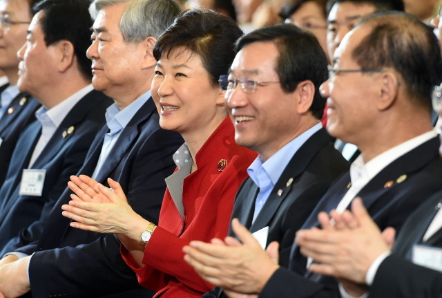 22일 오전 인천시 연수구 송도컨벤시아에서 열린 인천창조경제혁신센터 출범식에서 박근혜 대통령과 유정복 인천시장등 참석자들이 출범식 행사를 축하하는 박수를 치고 있다. 인천사진공동취재단