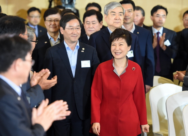 22일 오전 인천시 연수구 송도컨벤시아에서 열린 인천 창조경제혁신센터 출범식에서 박근혜 대통령과 유정복 인천시장, 조양호 한진그룹 회장등 참석자들이 입장하고 있다. 인천사진공동취재단