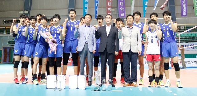 ▲ 인하대 선수단이 2015 OK저축은행배 전국대학배구대회 남자 1부에서 우승을 차지한 뒤 기념촬영을 하고 있다.한국대학배구연맹 제공
