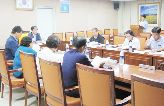 ▲ 구리시는 민ㆍ관 협력 네트워크 구축으로 위기가정에 맞춤형 통합서비스를 제공하는 ‘무한돌봄센터 운영위원회’를 개최했다고 27일 밝혔다.