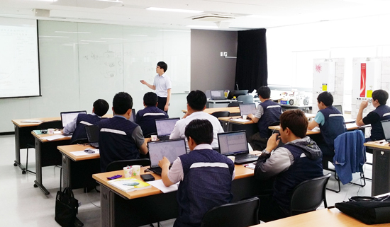 ▲ 삼천리는 각 분야별 전문성을 갖춘 직원들을 사내강사로 육성해 직접 교육과정을 담당하게 하는 ‘사내강사제도’를 2001년부터 도입해 직원들로부터 좋은 반응을 얻고 있다.