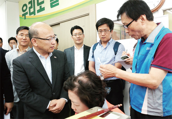 ▲ 문형표 보건복지부 장관이 28일 군포시 노인 일자리 사업단을 방문해 의견을 청취하고 있다.