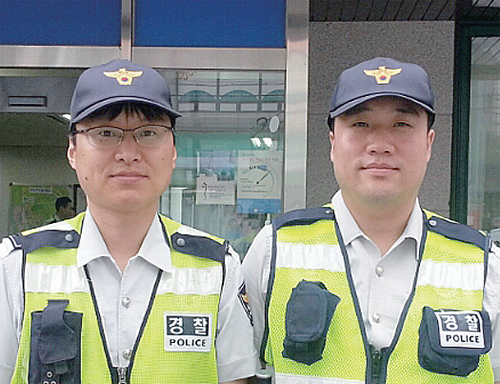 ▲ 라은석(왼쪽)•김정기 순경이 새내기 경찰로서 포부를 밝히며 포즈를 취하고 있다.