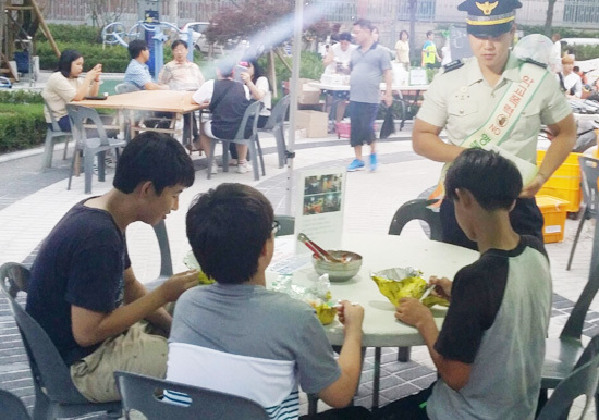 ▲ 부천오정경찰서(서장 최규호)는 방학기간 중 학교폭력 예방을 위해 마련된 ‘청개구리 밥차’행사에 참여, 청소년 선도 활동을 전개한다고 30일 밝혔다.