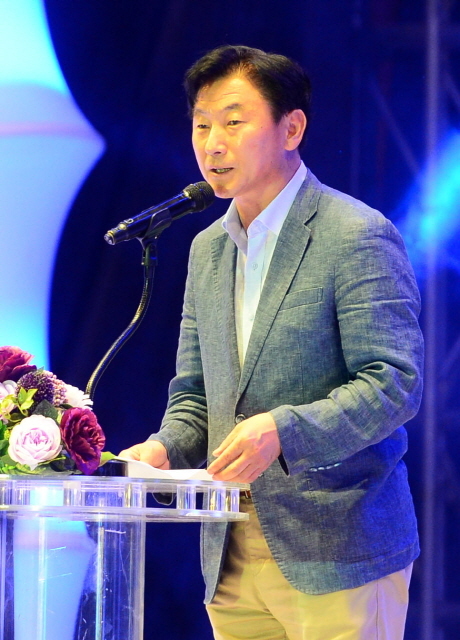 2일 수원실내체육관에서 열린  '수원 kt wiz시민 서포터즈 페스티벌 2015' 행사에서 김동근 수원시 제1부시장이 축사를 하고 있다. 이번행사는 수원시가 주최하고 경기일보가 주관했다. 김시범기자
