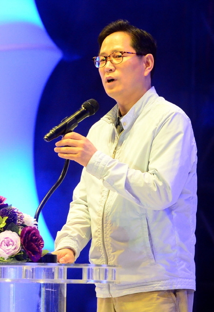 2일 수원실내체육관에서 열린  '수원 kt wiz시민 서포터즈 페스티벌 2015' 행사에서 박수영 행정1부지사가 축사를 하고 있다.  이번행사는 수원시가 주최하고 경기일보가 주관했다. 김시범기자