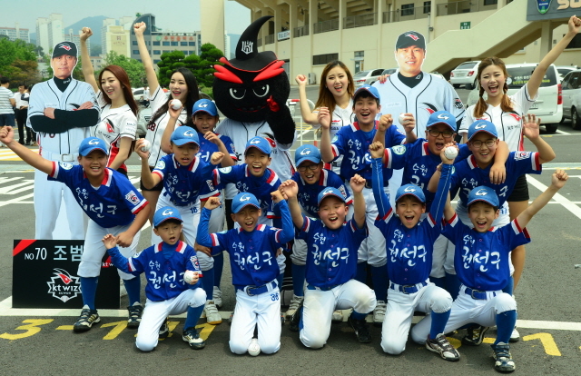 2일 수원실내체육관에서 열린  '수원 kt wiz시민 서포터즈 페스티벌 2015' 행사에서 시민들이 치어리더들과 기념촬영을 하고 있다. 이번행사는 수원시가 주최하고 경기일보가 주관했다. 김시범기자