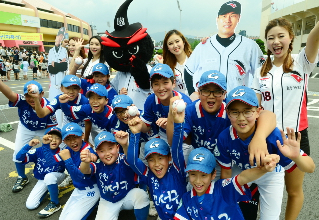 2일 수원실내체육관에서 열린  '수원 kt wiz시민 서포터즈 페스티벌 2015' 행사에서 시민들이 치어리더들과 기념촬영을 하고 있다. 이번행사는 수원시가 주최하고 경기일보가 주관했다. 김시범기자