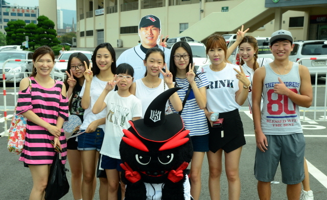 2일 수원실내체육관에서 열린  '수원 kt wiz시민 서포터즈 페스티벌 2015' 행사에서 시민들이 치어리더들과 기념촬영을 하고 있다. 이번행사는 수원시가 주최하고 경기일보가 주관했다. 김시범기자