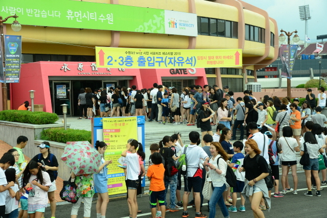 2일 수원실내체육관에서 열린  '수원 kt wiz시민 서포터즈 페스티벌 2015' 행사에서 참가자들이 강속구이벤트, 배트 배트 등 부대행사를 체험하고 있다. 이번행사는 수원시가 주최하고 경기일보가 주관했다. 김시범기자