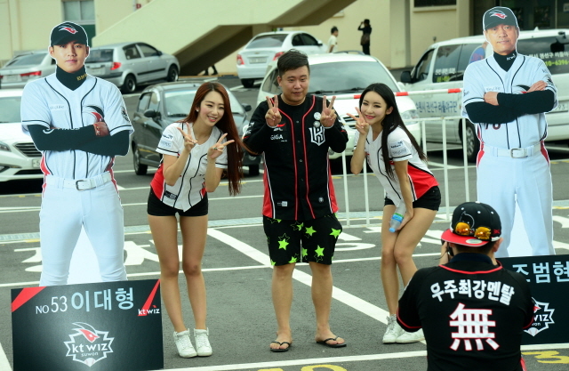 2일 수원실내체육관에서 열린  '수원 kt wiz시민 서포터즈 페스티벌 2015' 행사에서 시민들이 치어리더들과 기념촬영을 하고 있다. 이번행사는 수원시가 주최하고 경기일보가 주관했다. 김시범기자