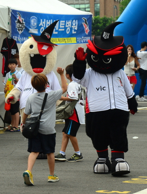 2일 수원실내체육관에서 열린  '수원 kt wiz시민 서포터즈 페스티벌 2015' 행사에서 시민들이 치어리더들과 기념촬영을 하고 있다. 이번행사는 수원시가 주최하고 경기일보가 주관했다. 김시범기자