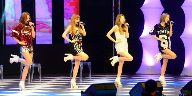2일 수원실내체육관에서 열린  '수원 kt wiz시민 서포터즈 페스티벌 2015' 행사에서 아이돌그룹의 공연이 펼쳐지고 있다. 이번행사는 수원시가 주최하고 경기일보가 주관했다. 김시범기자