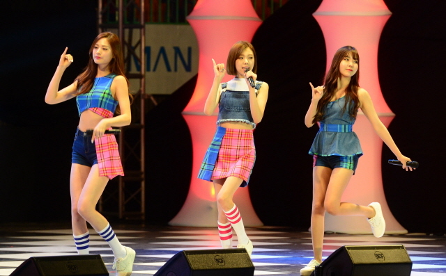 2일 수원실내체육관에서 열린  '수원 kt wiz시민 서포터즈 페스티벌 2015' 행사에서 걸그룹 오렌지캬라멜의 공연이 펼쳐지고 있다.  이번행사는 수원시가 주최하고 경기일보가 주관했다. 김시범기자