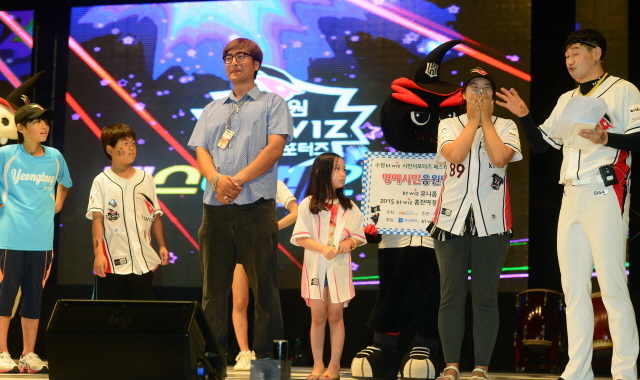 2일 수원실내체육관에서 열린  '수원 kt wiz시민 서포터즈 페스티벌 2015' 행사에서 시민응원단장을 선출하고 있다.  이번행사는 수원시가 주최하고 경기일보가 주관했다. 김시범기자