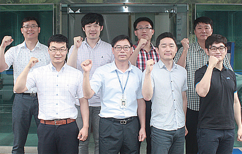 ▲ 의왕경찰서 교통사고조사계 김위수 계장(앞줄 왼쪽 두번째)과 직원들이 파이팅을 외치고 있다. 의왕경찰서 제공