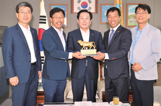 ▲ 조억동 광주시장이 밀레니엄 서울힐튼호텔에서 열린 ‘2015 한국의 미래를 빛낸 CEO’에 선정됐다. 지자체 시대 핵심인 ‘신뢰 행정 구현’ 부분에서 높은 평가를 받았다
