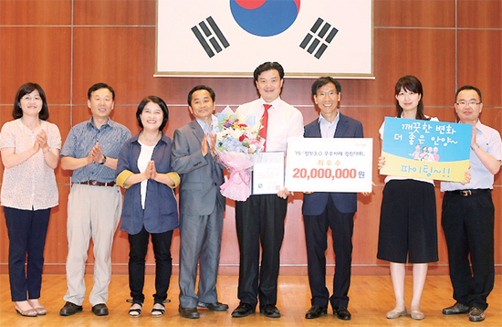 ▲ 7월 15일 경기도 문화의전당에서 개최된 경기도 정부3.0 경진대회에서 안양시에서 제출한 ‘도로점용굴착 인허가시스템’과 ‘도로점용굴착 인허가시스템’이 각각 최우수상과 장려상을 수상했다